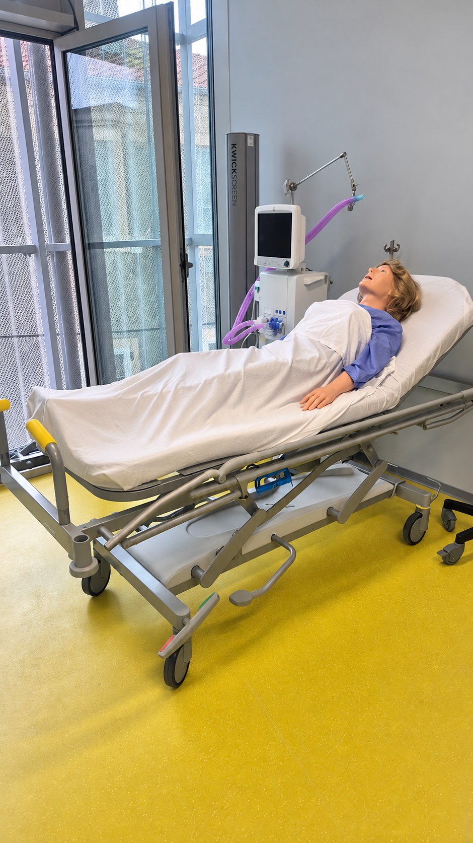 Simulacijska lutka na bolničkim kolicima uz monitor vitalnih funkcija u prostoru Simulacijskog centra