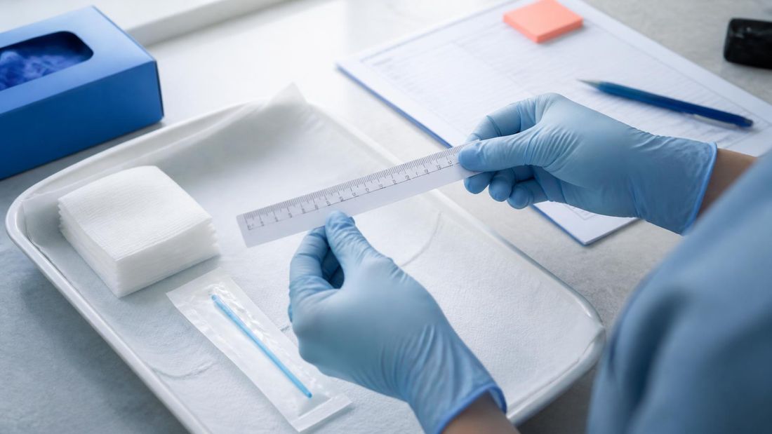 Ruke u rukavicama pripremaju jednokratno centimetarsko mjerilo, sterilnu tupu sondu, komprese i obrazac za zapis na kliničkoj radnoj površini; bez prikaza rane i bez prepoznatljivih osoba.