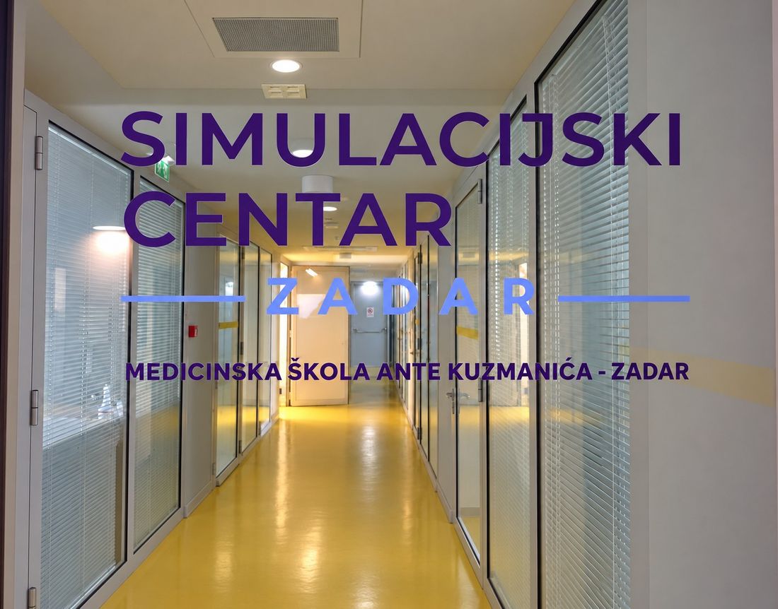 Natpis Simulacijski centar Zadar i Medicinska škola Ante Kuzmanića na staklenoj stijeni hodnika sa žutim podom