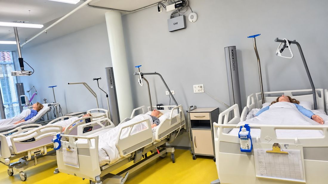 Kabinet Simulacijskog centra s bolničkim krevetima, simulacijskim lutkama, pomagalima za pridizanje i noćnim ormarićima